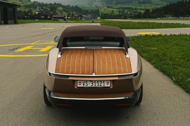 Chiếc xe Rolls-Royce Boat Tail thứ 2 này được đăng ký biển số Thụy Sĩ. Trong khi đó, chiếc Rolls-Royce Boat Tail đầu tiên lại lăn bánh và mang biển số tại Dubai, UAE.