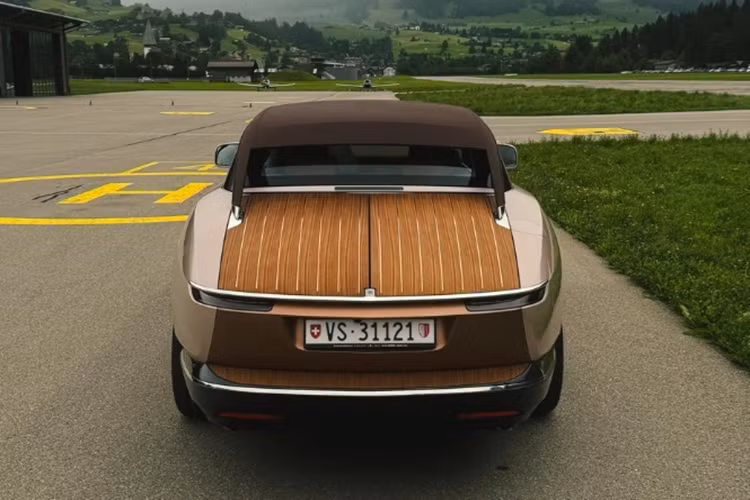 Chiếc xe Rolls-Royce Boat Tail thứ 2 này được đăng ký biển số Thụy Sĩ. Trong khi đó, chiếc Rolls-Royce Boat Tail đầu tiên lại lăn bánh và mang biển số tại Dubai, UAE.