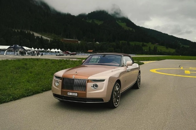 Ở phần ngoại hình, mẫu xe này có thiết kế đầu xe với những chi tiết đặc trưng như bộ lưới tản nhiệt Pantheon và âm hưởng từ nguyên mẫu Phantom Drophead. Boat Tail đã phá vỡ các nguyên lý của thiết kế RR với các chi tiết đèn được thiết kế nằm ngang thay vì theo chiều dọc.