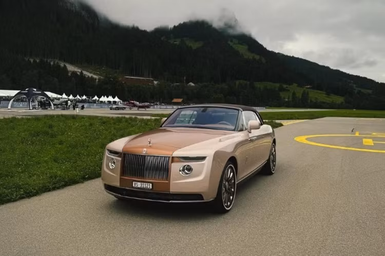 Ở phần ngoại hình, mẫu xe này có thiết kế đầu xe với những chi tiết đặc trưng như bộ lưới tản nhiệt Pantheon và âm hưởng từ nguyên mẫu Phantom Drophead. Boat Tail đã phá vỡ các nguyên lý của thiết kế RR với các chi tiết đèn được thiết kế nằm ngang thay vì theo chiều dọc.