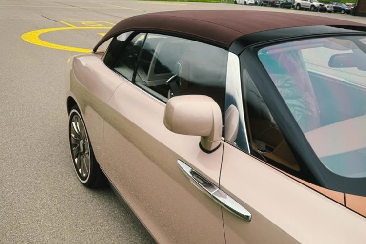 Điểm nổi bật của Rolls-Royce Boat Tail đến từ khu vực đuôi xe, nó làm người xem ít nhiều liên tưởng tới những mẫu xe cổ điển của thế kỷ XX. Đối với Rolls-Royce Boat Tail, người xem có thể cảm nhận rõ sự phóng khoáng và tinh tế.