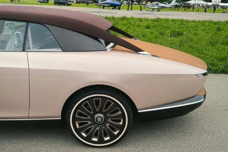 Bên dưới khoang cốp, Boat Tail sở hữu một khoang chứa đồ đặc biệt với kiểu mở cốp dạng cánh bướm, bên trong là một tủ lạnh và các ngăn chứa đồ gia dụng như ly, dao, kéo và đĩa sứ từ Christofle, Pháp. Tất cả dụng cụ này đều được làm từ bạc khắc chữ "Boat Tail".