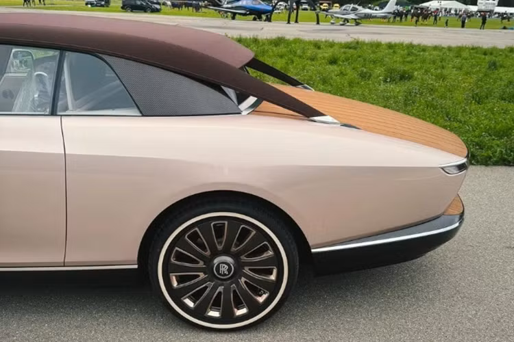 Bên dưới khoang cốp, Boat Tail sở hữu một khoang chứa đồ đặc biệt với kiểu mở cốp dạng cánh bướm, bên trong là một tủ lạnh và các ngăn chứa đồ gia dụng như ly, dao, kéo và đĩa sứ từ Christofle, Pháp. Tất cả dụng cụ này đều được làm từ bạc khắc chữ "Boat Tail".