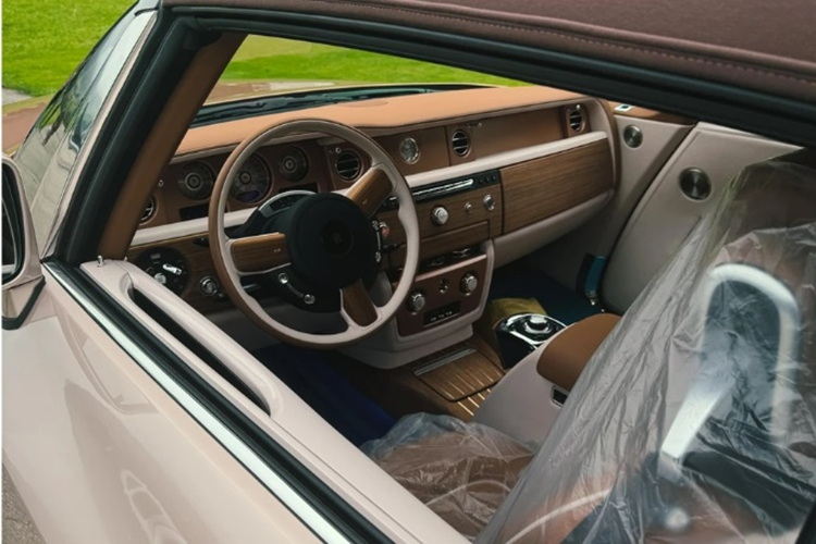 Trên siêu phẩm Boat Tail, Rolls-Royce đã làm mới tổng cộng 1.813 chi tiết bespoke, biến nó trở thành một mẫu xe đặc biệt trong dải sản phẩm của Rolls-Royce. Đặc biệt, lần đầu tiên trong lịch sử hiện đại của hãng xe, loại gỗ ốp dùng cho phần boong phía đuôi tàu (Aft Deck) được thêm vào ngoại thất trên một chiếc Rolls-Royce.