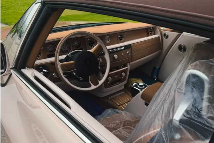 Trên siêu phẩm Boat Tail, Rolls-Royce đã làm mới tổng cộng 1.813 chi tiết bespoke, biến nó trở thành một mẫu xe đặc biệt trong dải sản phẩm của Rolls-Royce. Đặc biệt, lần đầu tiên trong lịch sử hiện đại của hãng xe, loại gỗ ốp dùng cho phần boong phía đuôi tàu (Aft Deck) được thêm vào ngoại thất trên một chiếc Rolls-Royce.