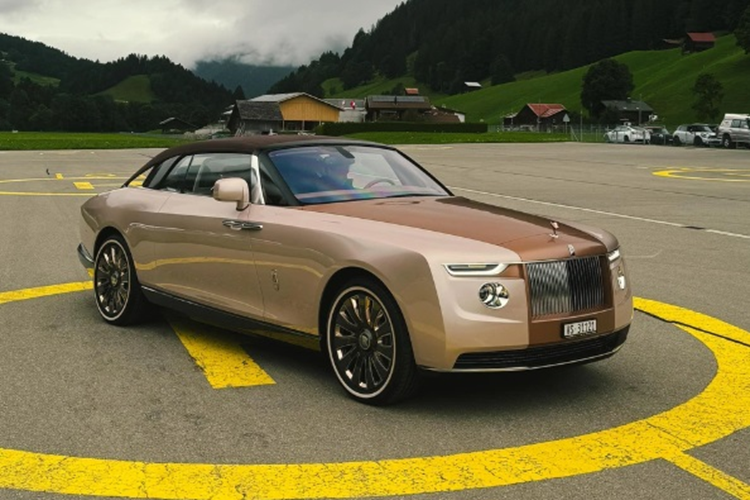 Chiếc đầu tiên sở hữu màu xanh dương - đen còn chiếc thứ 2 chính là chiếc trong bài với ngoại thất màu be - nâu độc đáo. Chiếc Rolls-Royce Boat Tail thứ 2 này được lấy cảm hứng từ những chiếc du thuyền J Class.