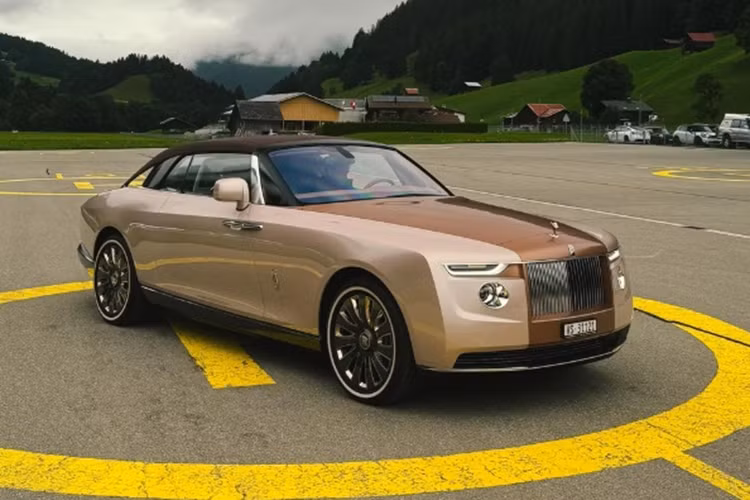 Chiếc đầu tiên sở hữu màu xanh dương - đen còn chiếc thứ 2 chính là chiếc trong bài với ngoại thất màu be - nâu độc đáo. Chiếc Rolls-Royce Boat Tail thứ 2 này được lấy cảm hứng từ những chiếc du thuyền J Class.
