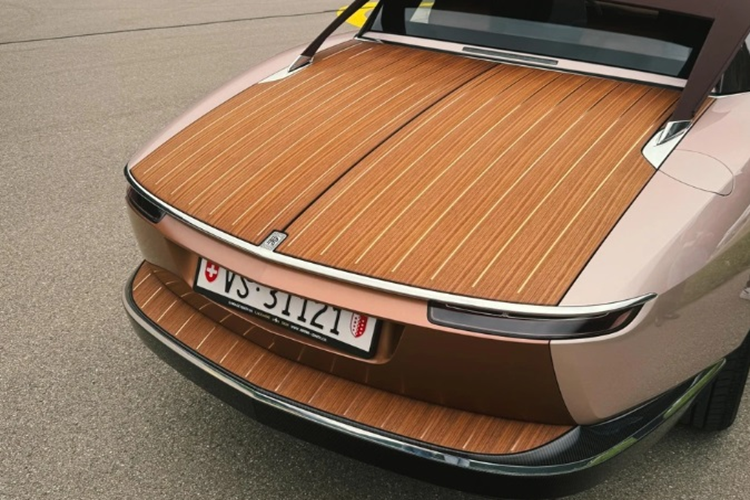 Ngoài ra, Boat Tail còn sở hữu một loạt các trang bị cao cấp như: hệ thống âm thanh Bespoke 15 loa sử dụng toàn bộ sàn xe làm buồng cộng hưởng cho bộ phận loa trầm của hệ thống âm thanh, bộ ghế cocktail bằng sợi carbon, mái che kích thước lớn…