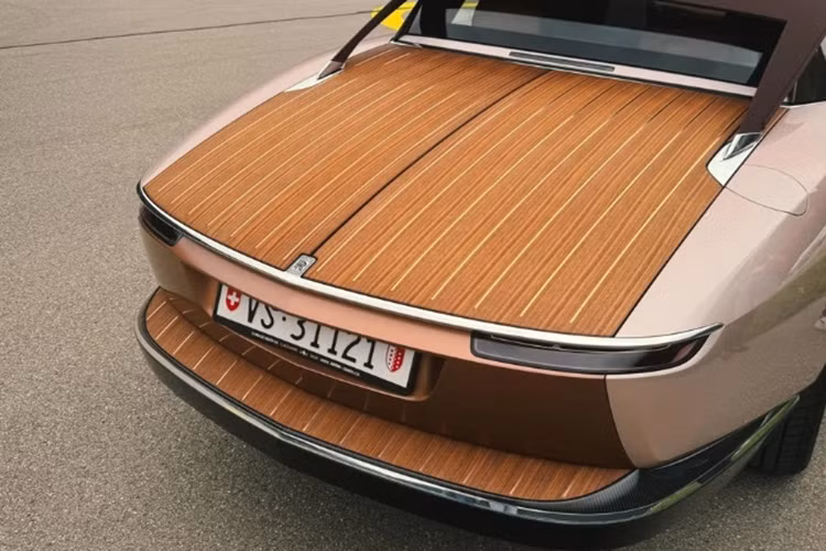 Ngoài ra, Boat Tail còn sở hữu một loạt các trang bị cao cấp như: hệ thống âm thanh Bespoke 15 loa sử dụng toàn bộ sàn xe làm buồng cộng hưởng cho bộ phận loa trầm của hệ thống âm thanh, bộ ghế cocktail bằng sợi carbon, mái che kích thước lớn…