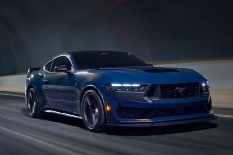 Nằm dưới nắp capo của mẫu xe này là động cơ Coyote V8 5.0L cho công suất tối đa 507 mã lực và mô-men xoắn cực đại 566 Nm. Khách hàng có thể lựa chọn giữa hộp số sàn 6 cấp Tremec TR 3160 hoặc hộp số tự động 10 cấp.