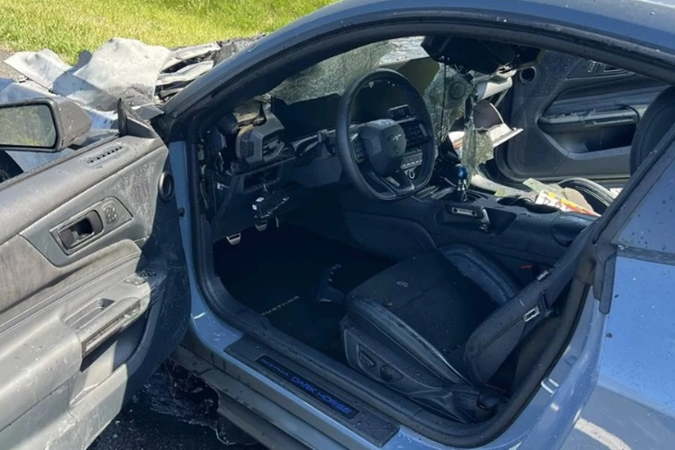 Sau khi tiếp nhận thông tin chiếc Ford Mustang Dark Horse gặp vấn đề, phía hãng xe Ford đã cử các chuyên viên điều tra sự việc và hoàn lại 100% số tiền mà chủ nhân chiếc xe đã bỏ ra khi mua xe, bao gồm cả thuế và những chi phí phát sinh như lắp đặt camera hành trình, dán phim, nâng cấp cản trước…