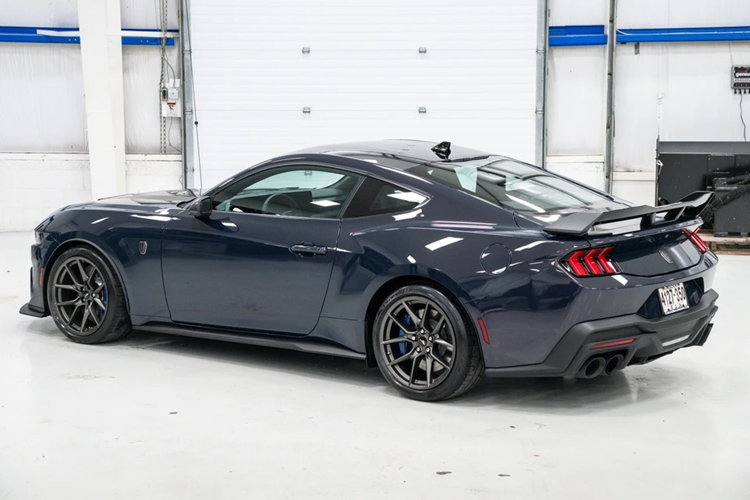 Tại thị trường Mỹ, xe cơ bắp Ford Mustang Dark Horse hiệu năng cao được phân phối với 2 biến thể tiêu chuẩn và Premium, cùng mức giá khởi điểm lần lượt là 58.935 USD (tương đương 1,498 tỷ đồng) và 62.930 USD (khoảng 1,6 tỷ đồng).