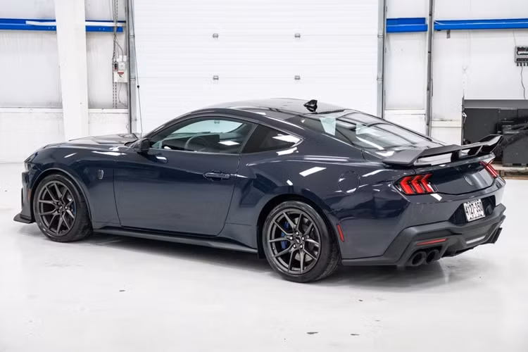 Tại thị trường Mỹ, xe cơ bắp Ford Mustang Dark Horse hiệu năng cao được phân phối với 2 biến thể tiêu chuẩn và Premium, cùng mức giá khởi điểm lần lượt là 58.935 USD (tương đương 1,498 tỷ đồng) và 62.930 USD (khoảng 1,6 tỷ đồng).