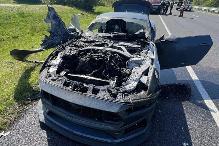 Tuy nhiên, khoang động cơ của chiếc Ford Mustang Dark Horse gần như bị thiêu rụi. Các chi tiết bằng kim loại thậm chí còn bị biến dạng trước nhiệt độ cao. 