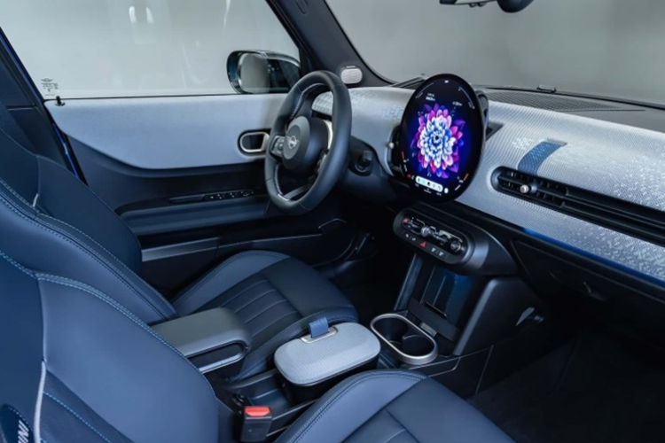 Màn hình này tích hợp hệ điều hành Mini 9 dựa trên Android, hỗ trợ điều khiển bằng giọng nói. Xe được trang bị hệ thống Parking Assistant Plus bao gồm bốn camera ngoài và 12 cảm biến siêu âm, giúp người lái di chuyển chiếc Mini trong các không gian hẹp.