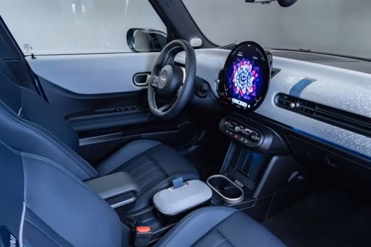Màn hình này tích hợp hệ điều hành Mini 9 dựa trên Android, hỗ trợ điều khiển bằng giọng nói. Xe được trang bị hệ thống Parking Assistant Plus bao gồm bốn camera ngoài và 12 cảm biến siêu âm, giúp người lái di chuyển chiếc Mini trong các không gian hẹp.