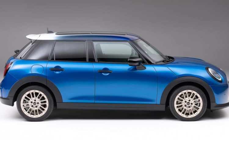 Phần đầu xe Mini Cooper 2025 mới gây ấn tượng với lưới tản nhiệt được thiết kế lớn, đi cùng cụm đèn pha LED tròn đặc trưng. Bên ngoài là đèn ban ngày LED ôm trọn với kết cấu tương tự. Phía đuôi xe có đèn hậu LED dạng ma trận, lấy cảm hứng từ quốc kỳ Anh đặc trưng.