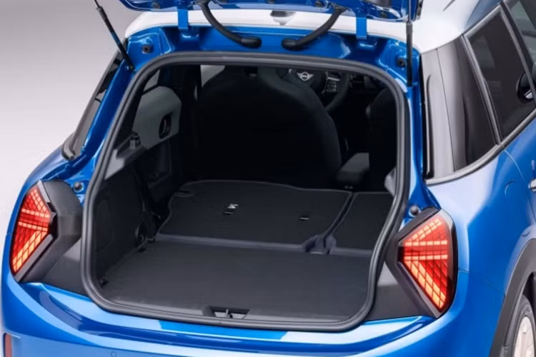 Trong khi đó, bản Cooper S sẽ là động cơ loại tăng áp bốn xi-lanh 2.0 lít sản sinh công suất 201 mã lực và mô men xoắn 300 Nm.