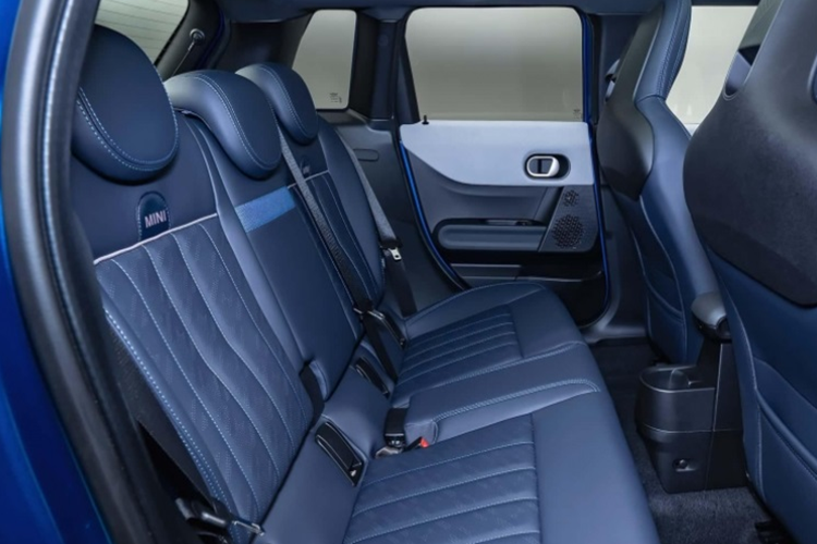 Cung cấp sức mạnh cho mẫu Mini Cooper 5 cửa vẫn là hai tùy chọn động cơ như bản 3 cửa. Bản tiêu chuẩn Cooper C được trang bị động cơ ba xi-lanh tăng áp 1.5 lít với công suất 154 mã lực và mô-men xoắn 230 Nm.