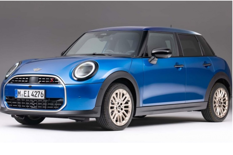 Vì được nâng cấp thêm cửa nên chiều dài cơ sở của Mini Cooper 2025 bản 5 cửa đã được tăng thêm 71 mm và kéo dài thân xe gần 180 mm. Thể tích khoang hành lý của xe giờ đây cũng được tăng lên 923 lít khi gập hàng ghế sau. Ngoài ra, thiết kế của xe cũng không khác biệt nhiều so với bản 3 cửa.