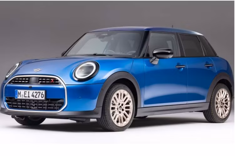Vì được nâng cấp thêm cửa nên chiều dài cơ sở của Mini Cooper 2025 bản 5 cửa đã được tăng thêm 71 mm và kéo dài thân xe gần 180 mm. Thể tích khoang hành lý của xe giờ đây cũng được tăng lên 923 lít khi gập hàng ghế sau. Ngoài ra, thiết kế của xe cũng không khác biệt nhiều so với bản 3 cửa.