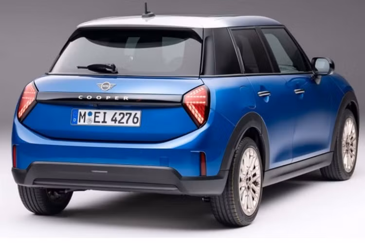 Để tăng tốc từ 0 đến 100 km/h, Mini Cooper 5 cửa bản tiêu chuẩn sẽ mất 8 giây và bản S sẽ là 6.8 giây. Hiện giá xe Mini Cooper 5 cửa 2025 chưa được công bố, nhưng sẽ được mở bán ở Châu Âu đầu tiên.