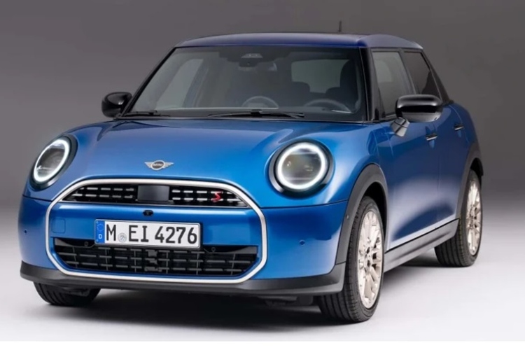 Về nội thất, khoang cabin của Mini Cooper bản 5 cửa vẫn được thiết kế tối giản nhưng không kém phần ấn tượng với màn hình giải trí trung tâm hình tròn loại OLED 9,4 inch, tích hợp bảng đồng hồ và hệ thống điều hòa.
