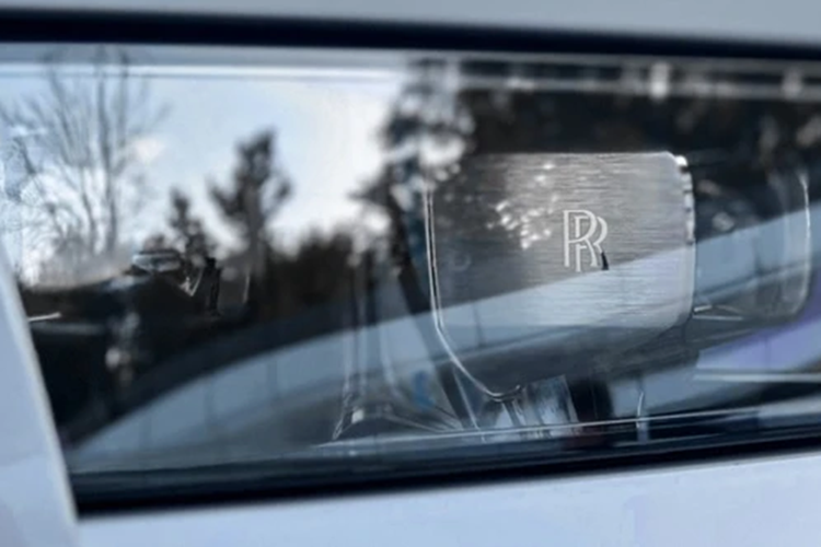 Cung cấp sức mạnh cho Rolls-Royce Spectre là mô-tơ điện có công suất tối đa 576 mã lực và mô-men xoắn cực đại 900 Nm. Nhờ đó, xe có thể tăng tốc từ 0-100 km/h trong thời gian 4,5 giây. Theo chu trình thử nghiệm CLTC tại Trung Quốc, xe có khả năng chạy được 585 km sau khi sạc đầy.