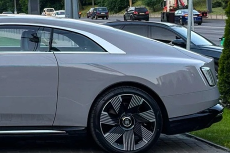 Ánh sáng nhẹ nhàng từ chúng phản chiếu qua các bề mặt được đánh bóng ở phía trước, tạo nên một dấu ấn đầy tinh tế kèm hiệu ứng ba chiều vào ban đêm. Trên đỉnh lưới tản nhiệt là biểu tượng "thiếu phụ bay" không thể thiếu của xe Rolls-Royce.