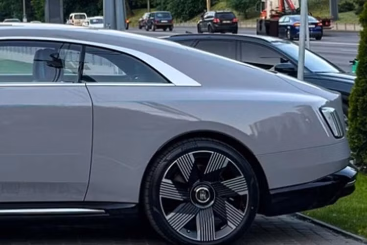 Ánh sáng nhẹ nhàng từ chúng phản chiếu qua các bề mặt được đánh bóng ở phía trước, tạo nên một dấu ấn đầy tinh tế kèm hiệu ứng ba chiều vào ban đêm. Trên đỉnh lưới tản nhiệt là biểu tượng "thiếu phụ bay" không thể thiếu của xe Rolls-Royce.