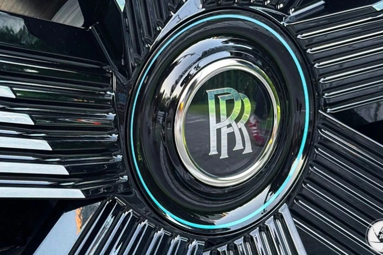 Đầu xe vẫn gây ấn tượng bởi lưới tản nhiệt được thiết kế dạng thác nước với những nan nằm dọc đặc trưng của thương hiệu Rolls-Royce. Trong đêm tối, lưới tản nhiệt được chiếu sáng nhẹ nhàng, nhờ 22 đèn LED được phun mài mòn (sandblasted) ở phía sau các cánh tản nhiệt.