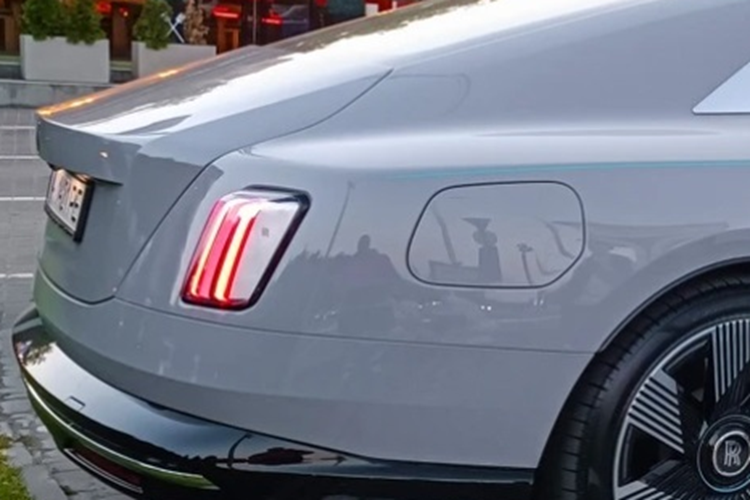 Trong khi đó, theo chu trình thử nghiệm của EPA tại Mỹ, Spectre có phạm vi hoạt động là 515 km. Xe còn được hỗ trợ công nghệ sạc nhanh hồi pin từ 10-80% trong 34 phút khi sử dụng bộ sạc DC 195 kW.