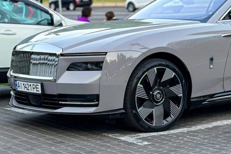 Điểm đặc biệt trên chiếc Rolls-Royce Spectre đầu tiên tại Ukraine là xe sở hữu ngoại thất màu xám Tempest Grey khá lạ mắt, đi cùng đường coachline được vẽ thủ công màu xanh Turquoise. Chi tiết này cũng được bắt gặp tại logo Rolls-Royce ở tâm bánh xe.
