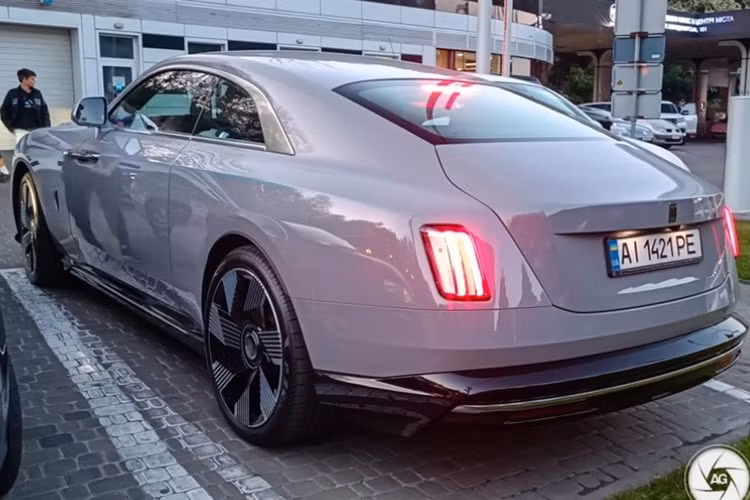 Nếu thời gian gấp gáp, người dùng có thể bỏ chỉ 9 phút để hồi đủ năng lượng cho xe vận hành quãng đường 100 km. Tại Việt Nam, mức giá xe Rolls-Royce Spectre được bán chính hãng khởi điểm từ 18 tỷ đồng. Nếu đặt hàng sớm, khách hàng có thể nhận xe từ quý IV/2024.