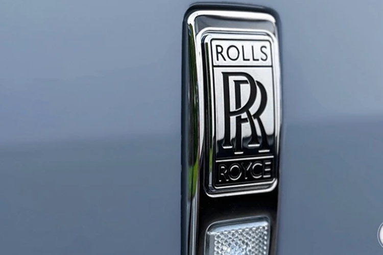 Lazang này có thiết kế khí động lực học giúp Spectre sở hữu hệ số lực cản không khí chỉ 0,25 Cd, thấp nhất trong gia đình Rolls-Royce tính đến thời điểm này. Phía đuôi xe có cụm đèn hậu LED nằm dọc mới. Xen kẽ giữa đèn hậu là những chi tiết màu bạc để trang trí.