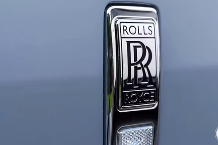 Lazang này có thiết kế khí động lực học giúp Spectre sở hữu hệ số lực cản không khí chỉ 0,25 Cd, thấp nhất trong gia đình Rolls-Royce tính đến thời điểm này. Phía đuôi xe có cụm đèn hậu LED nằm dọc mới. Xen kẽ giữa đèn hậu là những chi tiết màu bạc để trang trí.