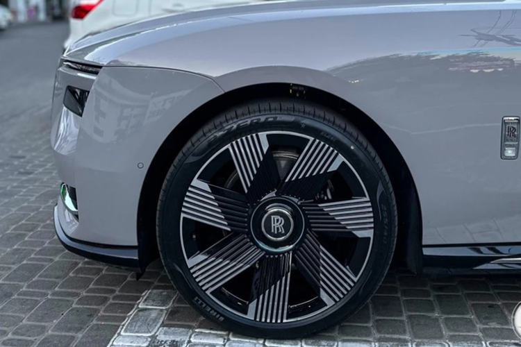 Ngoài ra, Rolls-Royce Spectre còn có hốc gió trung tâm cỡ lớn với những nan nằm ngang trên cản trước. Rolls-Royce Spectre được trang bị bộ vành hợp kim 23 inch – lớn nhất trong tất cả các mẫu Rolls-Royce trong khoảng 100 năm trở lại đây.