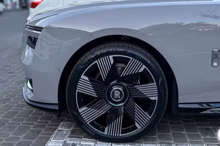 Ngoài ra, Rolls-Royce Spectre còn có hốc gió trung tâm cỡ lớn với những nan nằm ngang trên cản trước. Rolls-Royce Spectre được trang bị bộ vành hợp kim 23 inch – lớn nhất trong tất cả các mẫu Rolls-Royce trong khoảng 100 năm trở lại đây.