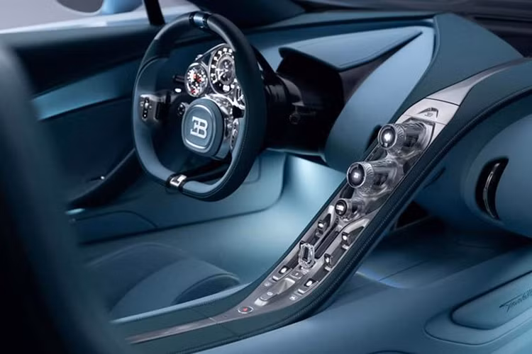Tên gọi của Bugatti Tourbillon bắt nguồn một bộ phận được thêm vào những chiếc đồng hồ cao cấp nhằm tăng độ chính xác. Với niềm cảm hứng đó, hãng xe Pháp ví Tourbillon như một tác phẩm nghệ thuật mang giá trị vượt thời gian.