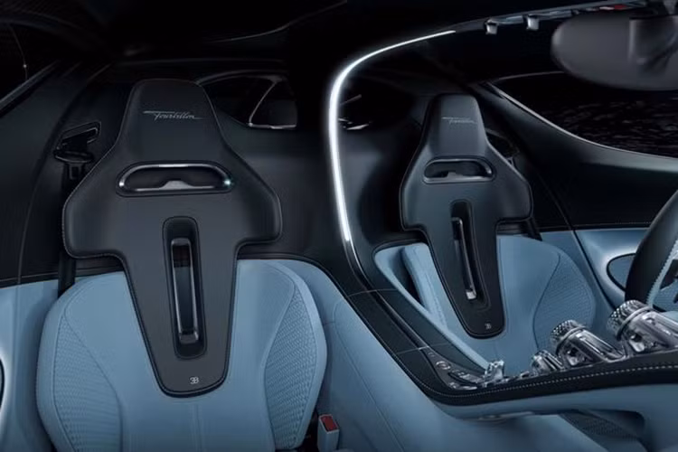 Sự tinh xảo của Bugatti được thể hiện rõ nhất ở cụm đồng hồ tốc độ dạng analog trên mẫu xe này, với từng chi tiết được chạm khắc hết sức tỉ mỉ. Trong khi đó ở bảng điều khiển trung tâm, xe được trang bị các dãy công tắc bằng nhôm, nút xoay và cần số pha lê.