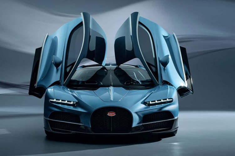 Siêu xe Bugatti Tourbillon được trang bị hệ thống truyền động hybrid bao gồm động cơ xăng V16 8.3L do Cosworth thiết kế với công suất lên tới 1.000 mã lực và mô-men xoắn 900 Nm. Điều đáng ngạc nhiên là khối động cơ này chỉ nặng có 250kg mặc cho sở hữu kích thước còn lớn hơn cả động cơ W16 của Chiron.