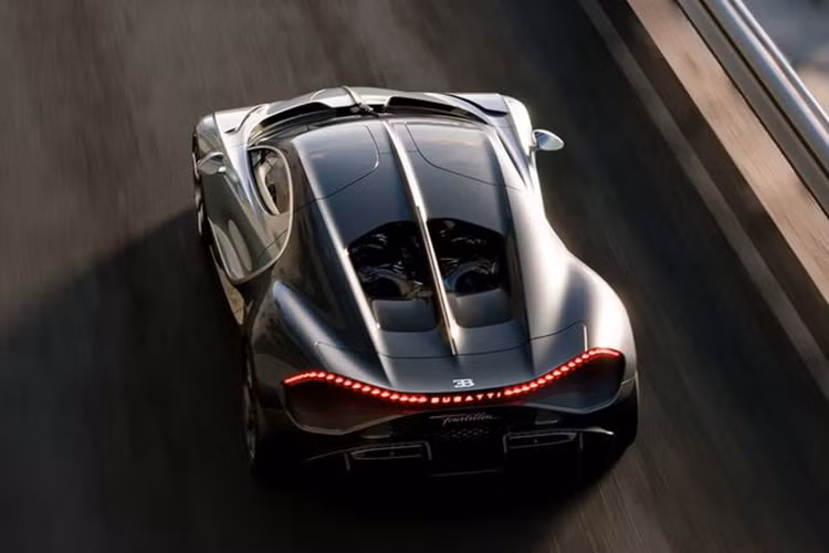 Trong khi đó, cửa cánh bướm là chi tiết duy nhất của Tourbillon không hề giống với bất cứ sản phẩm nào của Bugatti trước đây. Xe cũng được trang cánh gió chủ động ở phía sau, giúp tăng lực ép xuống mặt đường đồng thời hỗ trợ xe giảm tốc độ trong khi phanh.