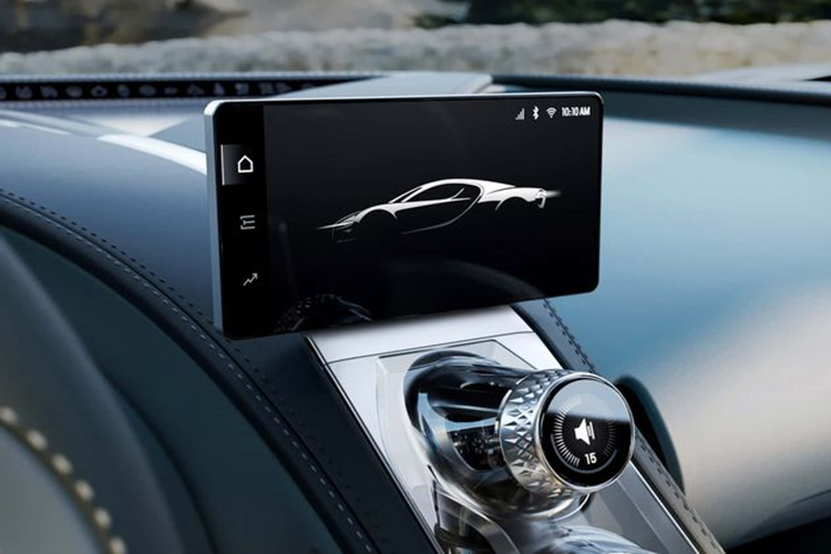 Màn hình giải trí trung tâm tích hợp Apple Carplay và hàng loạt tính năng khác, có thể “giấu đi” thông qua nút bấm ở trên bảng điều khiển. Dù được tinh chỉnh lại một số đường nét, thiết kế của Bugatti Tourbillon nhìn chung vẫn rất giống Chiron.