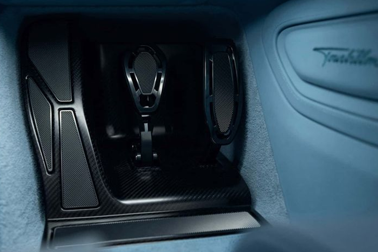 Điều này được thể hiện rõ nhất ở phần đầu xe với mặt ca lăng hình móng ngựa đặc trưng và cụm đèn pha thanh mảnh gồm các bóng LED xếp thẳng hàng theo phương ngang. Thiết kế bên hông và đèn hậu của mẫu siêu xe này lại gợi nhớ đến Bugatti La Voiture Noire.