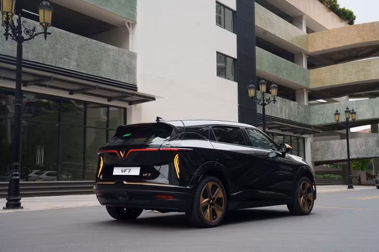 Theo công bố từ hãng, mức giá xe Vinfast VF7 Hỏa Long Độc Bản có giá bán 1.005.800.000 đồng (thuê pin) hoặc 1.205.800.000 đồng (mua xe kèm pin). Trong khi đó, hai phiên bản Base và Plus có giá lần lượt là 850 và 999 triệu đồng (thuê pin) hoặc 999 triệu và 1,199 tỷ đồng (mua xe kèm pin).