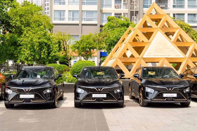 Tên gọi và phối màu của SUV điện Vinfast VF7 Hoả Long Độc Bản được lấy cảm hứng từ loài rồng - con giáp đại diện cho năm 2024. Xe mang màu sơn đen bóng với điểm nhấn là bộ la-zăng màu vàng đồng. Các chi tiết màu chrome bên ngoài như logo VinFast, huy hiệu VF7... cũng được phủ màu sơn vàng đồng.