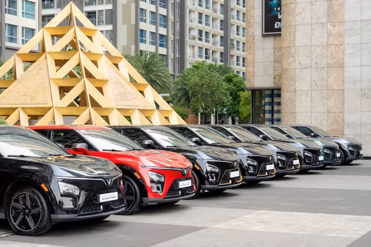 Sức mạnh động cơ của VF7 Hỏa Long tương tự bản Plus. Cụ thể, xe có cấu hình 2 mô-tơ điện, sản sinh tổng công suất 353,5 mã lực và mô-men xoắn cực đại 500 Nm, hệ dẫn động bốn bánh.