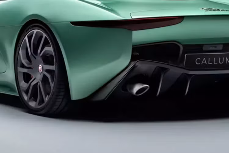 Chế độ sau làm sắc nét hơn các chuyển số và phản ứng bướm ga trong khi làm cho tiếng ống xả to hơn. Hệ thống treo đã được tinh chỉnh sau khi thử nghiệm rộng rãi. Ngoài ra, hệ thống nâng thủy lực phía trước đã được bổ sung, cho phép siêu xe vượt qua các đoạn đường dốc hoặc gờ giảm tốc mà không làm xước gầm xe.