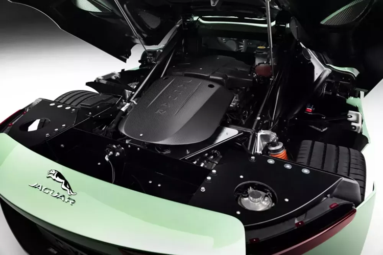 Jaguar C-X75 vẫn giữ nguyên động cơ V8 5.0 lít tăng áp ban đầu, hiện được kết hợp với hộp số tự động ly hợp kép bảy cấp mới, truyền công suất đến bánh sau. Phần mềm và thiết bị điện tử mới giúp siêu xe dễ sử dụng hơn trong việc lái xe hàng ngày, với chế độ thể thao năng động hơn có sẵn theo lệnh.