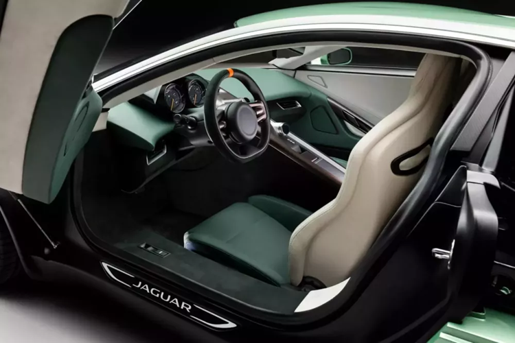 Nhóm đã dành hơn 1.000 giờ để hoàn thiện thân xe. Các khoảng hở giữa các tấm ốp được thu hẹp lại và chiếc xe được sơn lại bằng màu xanh Willow Green. Các chi tiết khác bao gồm viền cửa sổ bằng nhôm được chải, lưới tản nhiệt bằng kim loại đánh bóng, nắp bình xăng được thiết kế riêng và các điểm nhấn bằng sợi carbon ở phía sau.